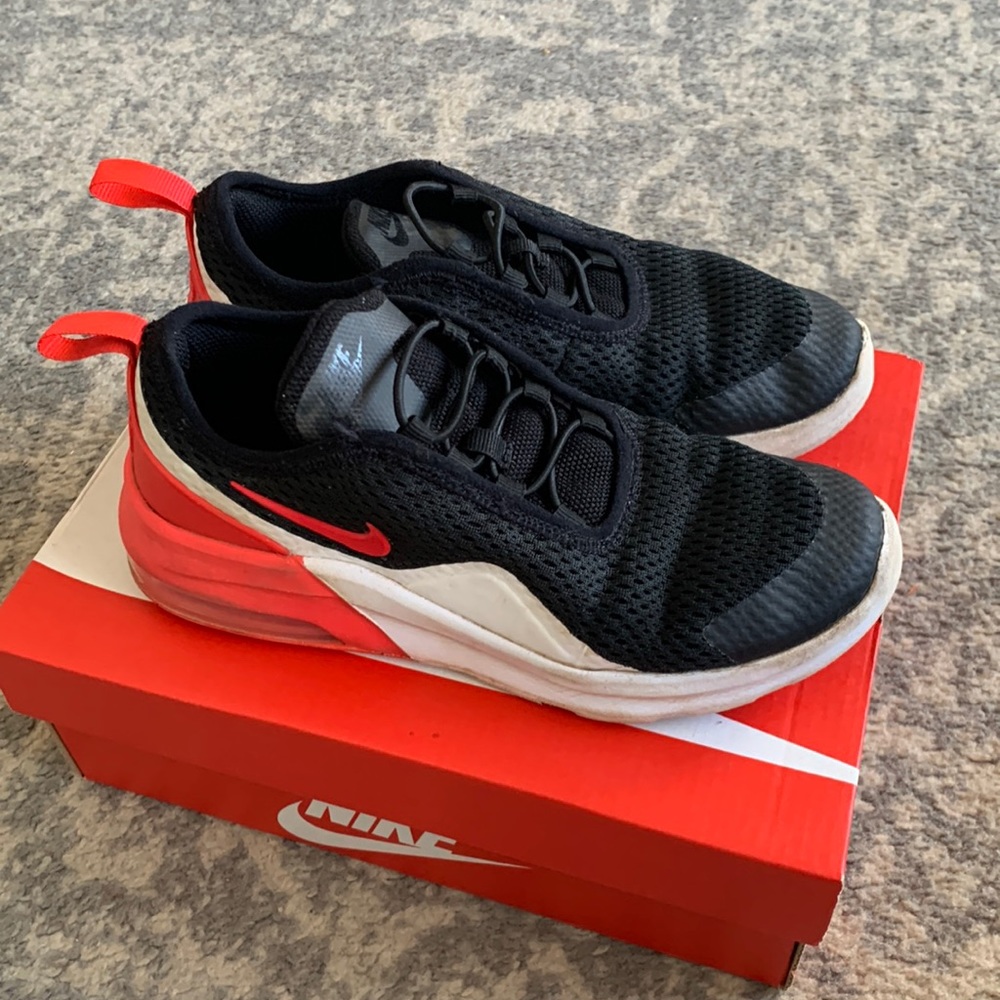 Nike boys size 2 air max sneakers black/orbit red